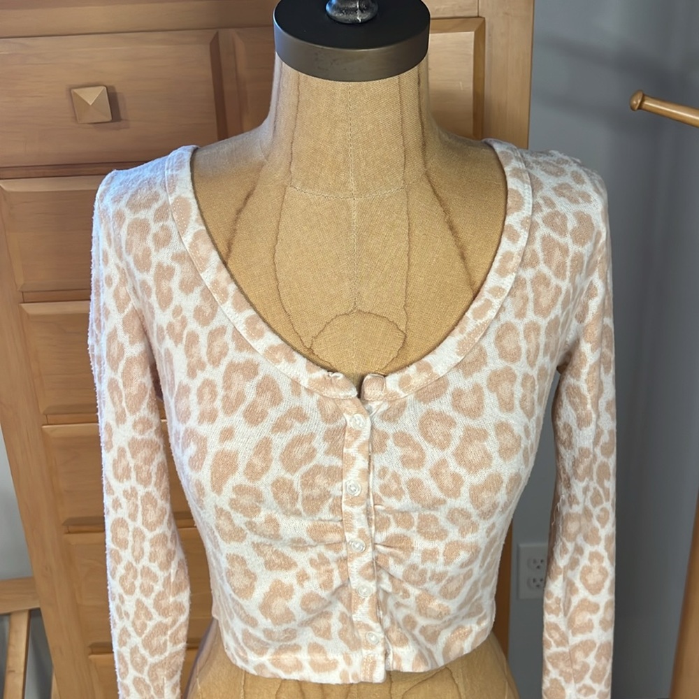 EUC Colsie size Medium pink Cheetah print crop cardigan